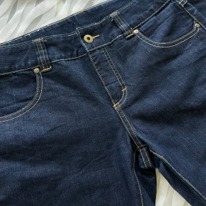 Vintage mörkblåa low waisted jeans  - Storlek 40. Vintage/Y2K. Nyskick.  Innerbensmått = 83cm , Ytterbensmått = 105cm, Midjemått = 81cm. Skicka ifall du önskar mer info/bilder 🫶🫶