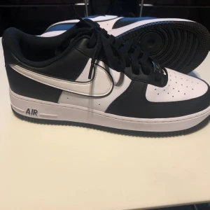Air force 1 black,white - Hej! Jag säljer äkta Air Force 1-skor. Du kan titta på alla bilder för att få en fullständig överblick. Eftersom jag redan har ett stort antal skor, har jag beslutat mig för att sälja dessa. Jag köpte dem från Nike-appen och kvittot finns tillgänglig