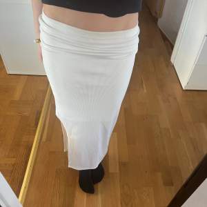 Säljer denna ass snygga tajta vita kjolen. Den har en inbyggd kjol i själva kjolen❤️. Den är i storlek xs och köpt på shein😘