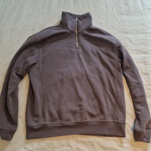Zara half-zip - Säljer min half-zip tröja från Zara. Den är mörk grå. Priset kan diskuteras👍