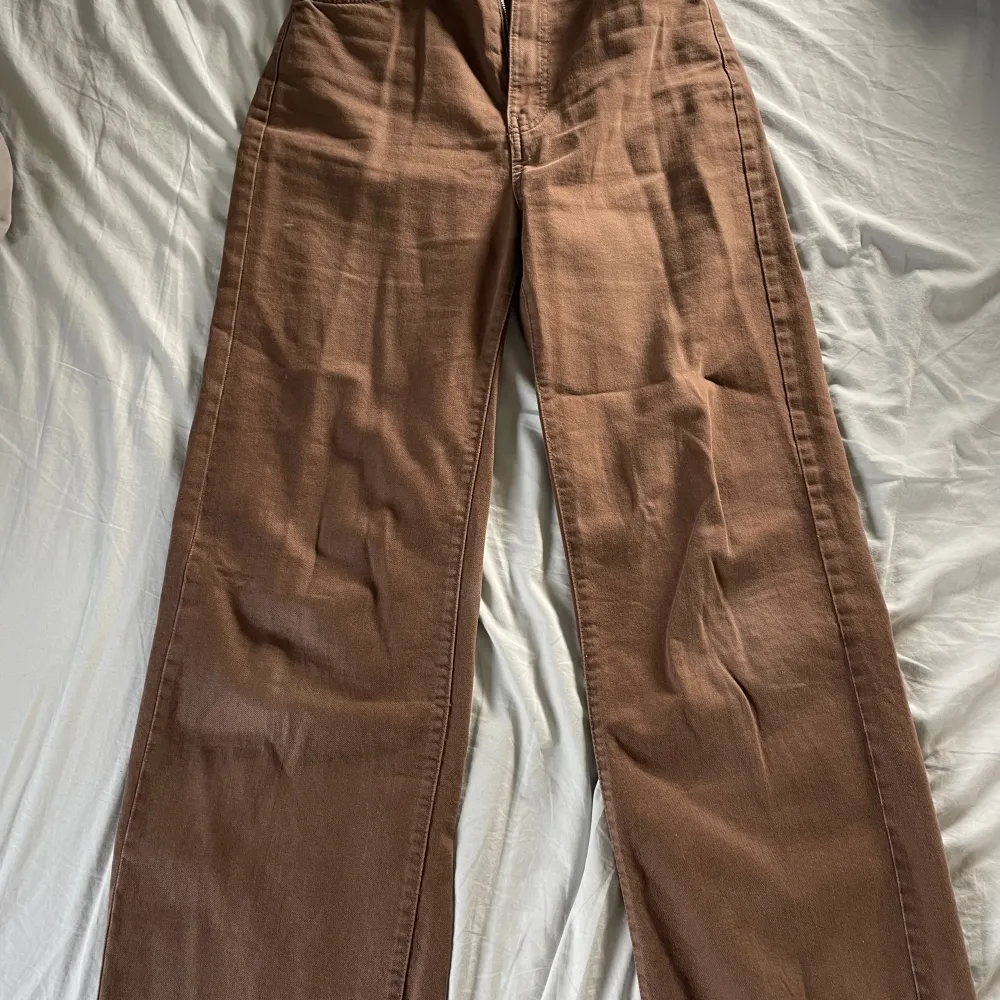 Ett par bruna wide leg jeans från bershka i stl 34. Midjemått ca 32cm och innerbenslängd 66cm!. Jeans & Byxor.
