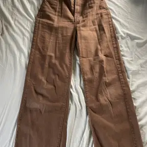 Ett par bruna wide leg jeans från bershka i stl 34. Midjemått ca 32cm och innerbenslängd 66cm!