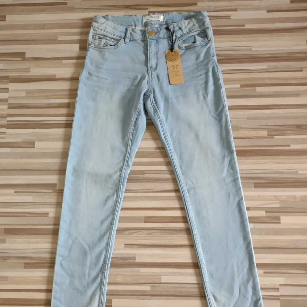 Helt nya byxor från Lindex! 🌷 Kom in på min profil för fler annonser 🌷. Jeans & Byxor.