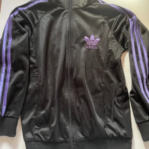 Lila adidas tröja  - En jättefin lila tröja från Adidas i storleken kids L, passar på mig som har stl s 💕
