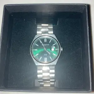Hej! Säljer min moretime klocka som ej funkar längre(kan lagas) så jag säljer den extra billigt nypris 800 kr . Den har en fin grön färg och man får med en låda. Dm för mer bilder priset är ej hugget i sten.