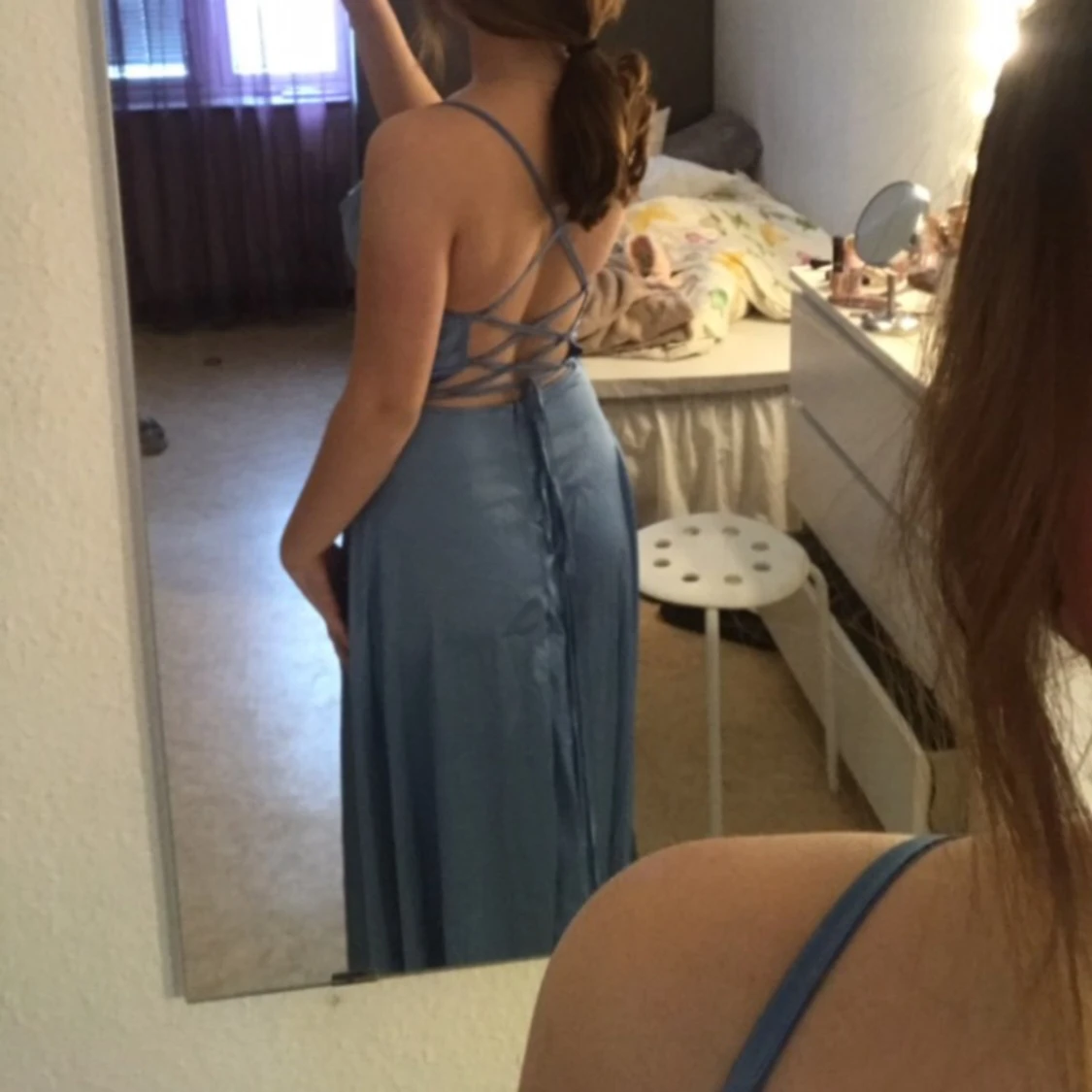 Blå satinklänning  - 90