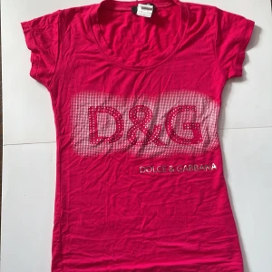 Rosa D&G t-shirt  - Vet ej om den är äkta men tror att den inte är det, köpte på en secondhand butik, står ingen storlek men skulle tippa på xs- s 