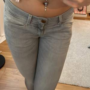 Säljer dessa lågmidjade jeans med slitt storlek 28 men sitter som S💗skriv om frågor! 