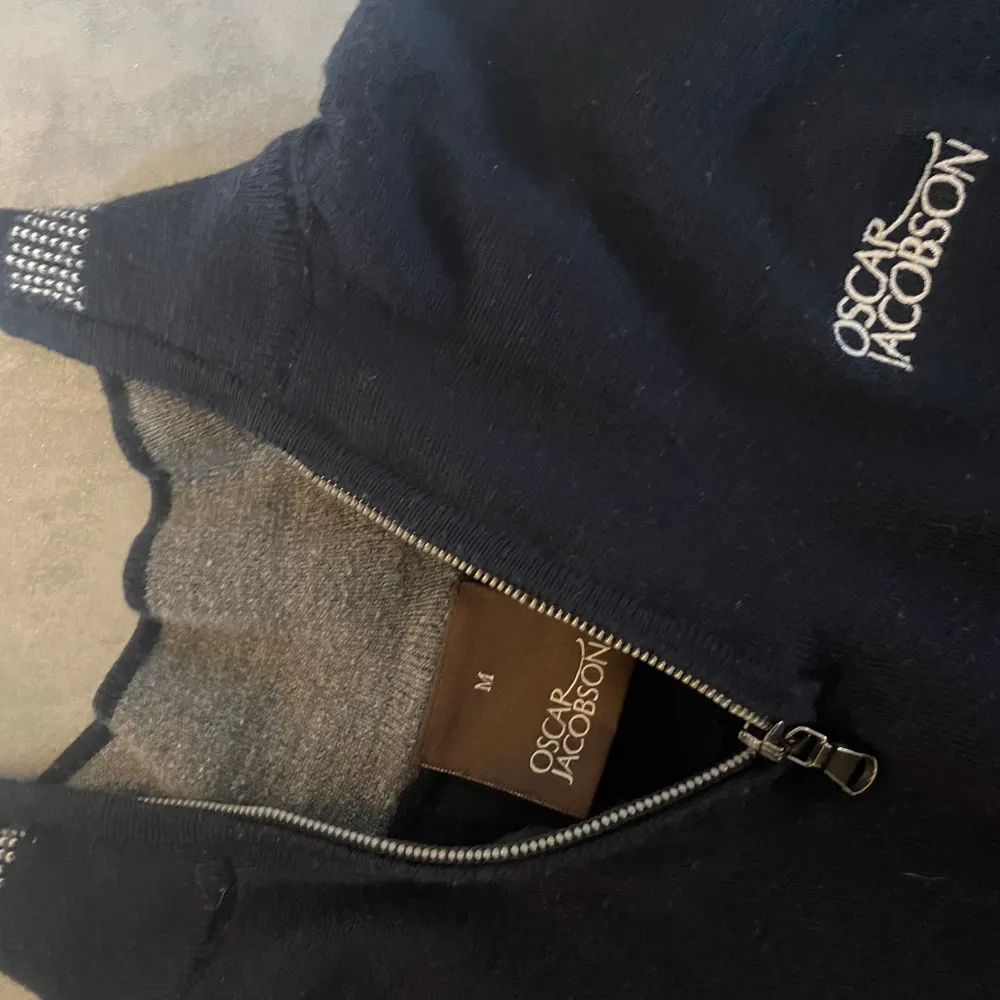 | Half Zip från Oscar Jacobson | Pris 449 | Skick 8/10 |. Tröjor & Koftor.