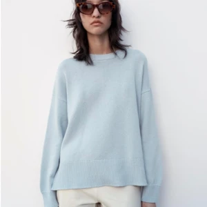 Stickad blå tröja - Säljer denna tröja från zara, helt slutsåld på hemsidan och den är helt oanvänd! Säljer endast för att jag har två likadana