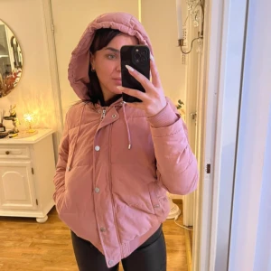 Rosa pufferjacka - Söt rosa puffer jacka från Lindex strl S