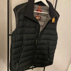 Parajumper väst - Parajumper väst i väldigt bra skick. 9/10. Perfekt vår/sommar👌🔥🔥