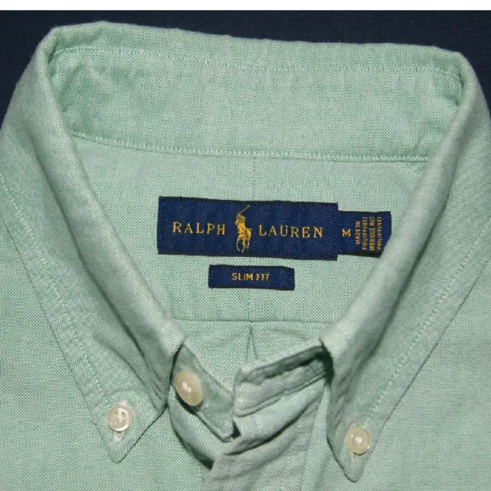 Skjorta från Ralph Lauren i storlek S. Skjortan är i nyskick och en utmärk val för de varmare månaderna. Nypris är 1599kr och vår pris är 249kr. Vid fler frågor eller funderingar tveka inte att höra av er. Passa på!. Skjortor.