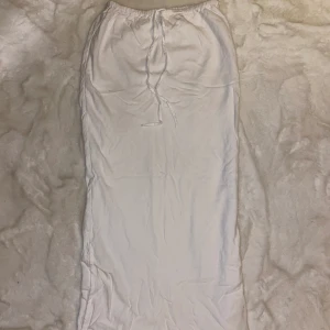 Lång kjol  - Vit lång kjol i linne material. Går ner till fötterna på mig som är 167cm.