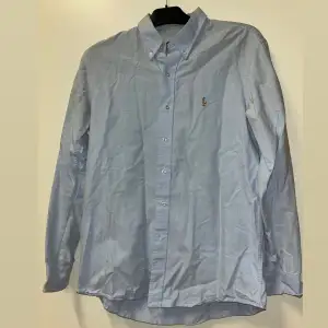 Ljusblå Ralph Lauren skjorta, superfin att ha stängt eller öppen över en tröja och ett par byxor!