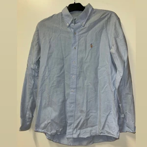 Skjorta  - Ljusblå Ralph Lauren skjorta, superfin att ha stängt eller öppen över en tröja och ett par byxor!