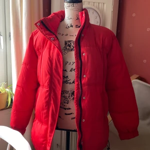 oversized red padded jacket röd jacka - Size S men oversized så passar allt från XS-L, från H&M Divided