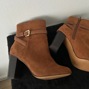 Klackskor - Bruna superfina klackskor i sammetliknande matrial, köpta från Hm med endast använda en gång inomhus. Därav i Ny skick. Bara att skriva om det önskas fler bilder eller om det finns funderingar.🌸