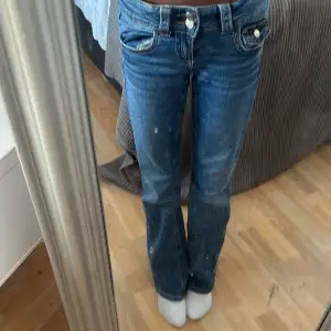 Säljer dessa Low waist bootcut jeans från Gina då jag inte använder de