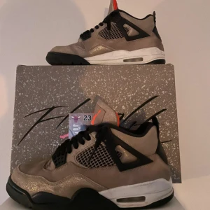 Jordan 4 taupe haze - Storlek 43. Använda mycket, slitnad i innerhälen (inget som syns utifrån). Annars vanligt slit från användning, mycket går att tvättas bort. Box och kvitto finns med. Meddela innan köp