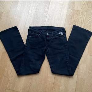 Fina Lågmidjade bootcout jeans från replay☺️ Köpta här på Plick (förra ägarens bilder). Säljer för det är försmå för mig🙁❤️❤️