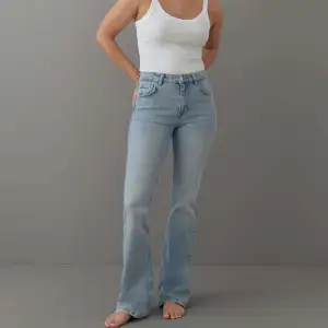 Säljer dessa slutsålda bootcut jeans från ginatricot storlek 34💕 använda ca 2-3 gånger så dom är i väldigt fint skick🩷 köp direkt för 200kr