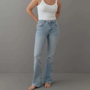 Bootcut jeans - Säljer dessa slutsålda bootcut jeans från ginatricot storlek 34💕 använda ca 2-3 gånger så dom är i väldigt fint skick🩷 köp direkt för 200kr