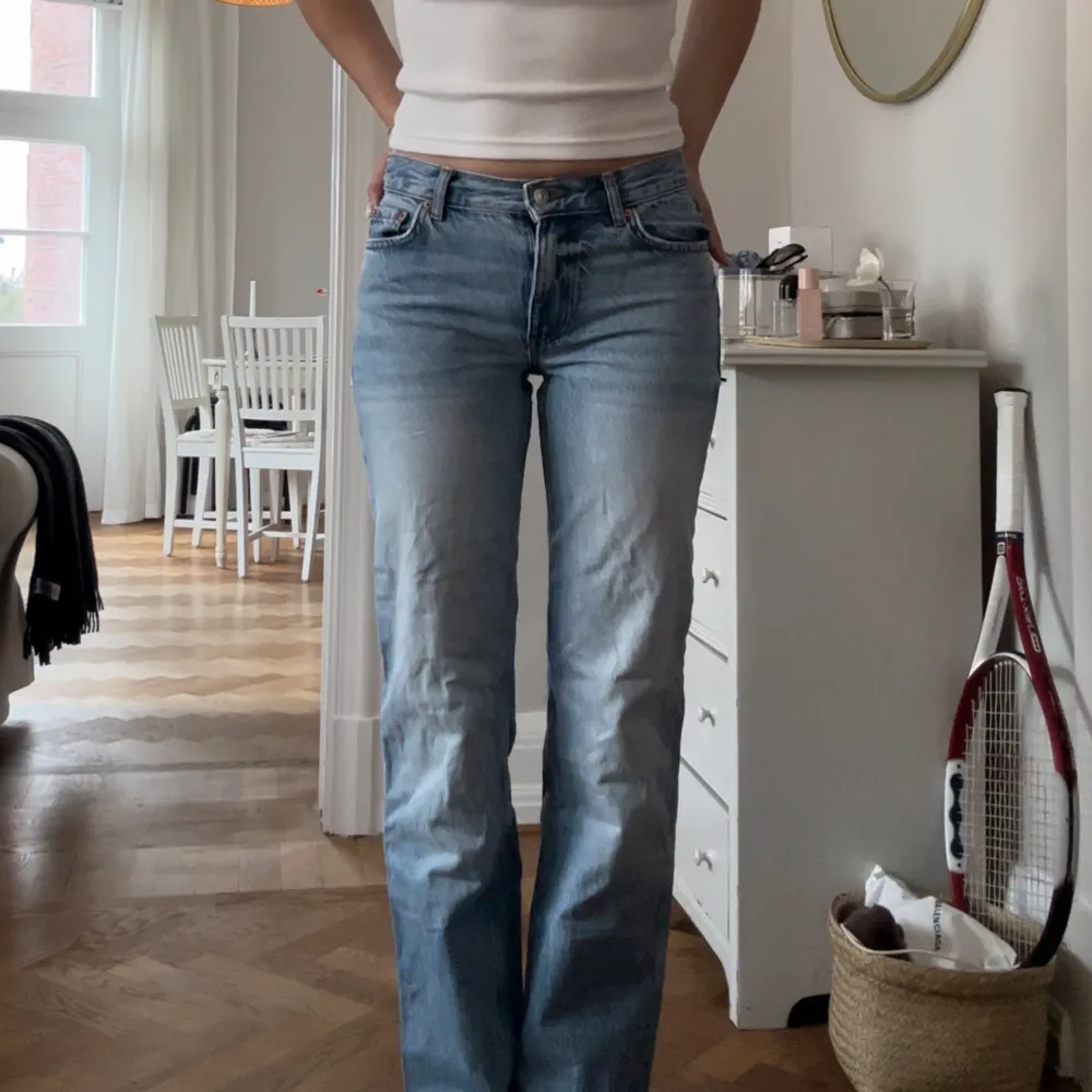 Hejsan! Säljer denna superfina jeans i storlek 34. Skulle säga att de passar 36 med. Jag är 171 cm lång och de sitter bra i längden❤️kan gå ner i pris vid snabb affär!. Jeans & Byxor.