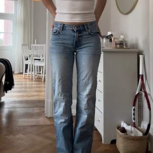 Hejsan! Säljer denna superfina jeans i storlek 34. Skulle säga att de passar 36 med. Jag är 171 cm lång och de sitter bra i längden❤️kan gå ner i pris vid snabb affär!