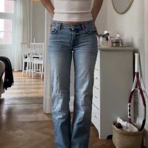 Low waist jeans storlek 34 - Hejsan! Säljer denna superfina jeans i storlek 34. Skulle säga att de passar 36 med. Jag är 171 cm lång och de sitter bra i längden❤️kan gå ner i pris vid snabb affär!