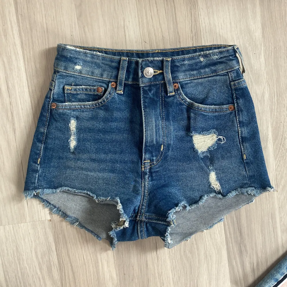 Jätte snygga jeansshorts! Perfekta nu till när det börjar bli varmare💗 Använda 1 gång så dem är i nytt skick!. Shorts.