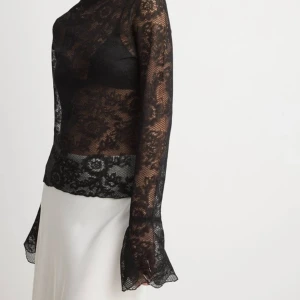 Festtopp - Festtopp i spets från NA-KD med slits i ärmarna. Toppen är använd en gång och därav i nyskick. Den är i storlek XXS men passar mig som vanligtvis har XS. Köpt för 349kr hos nakd 