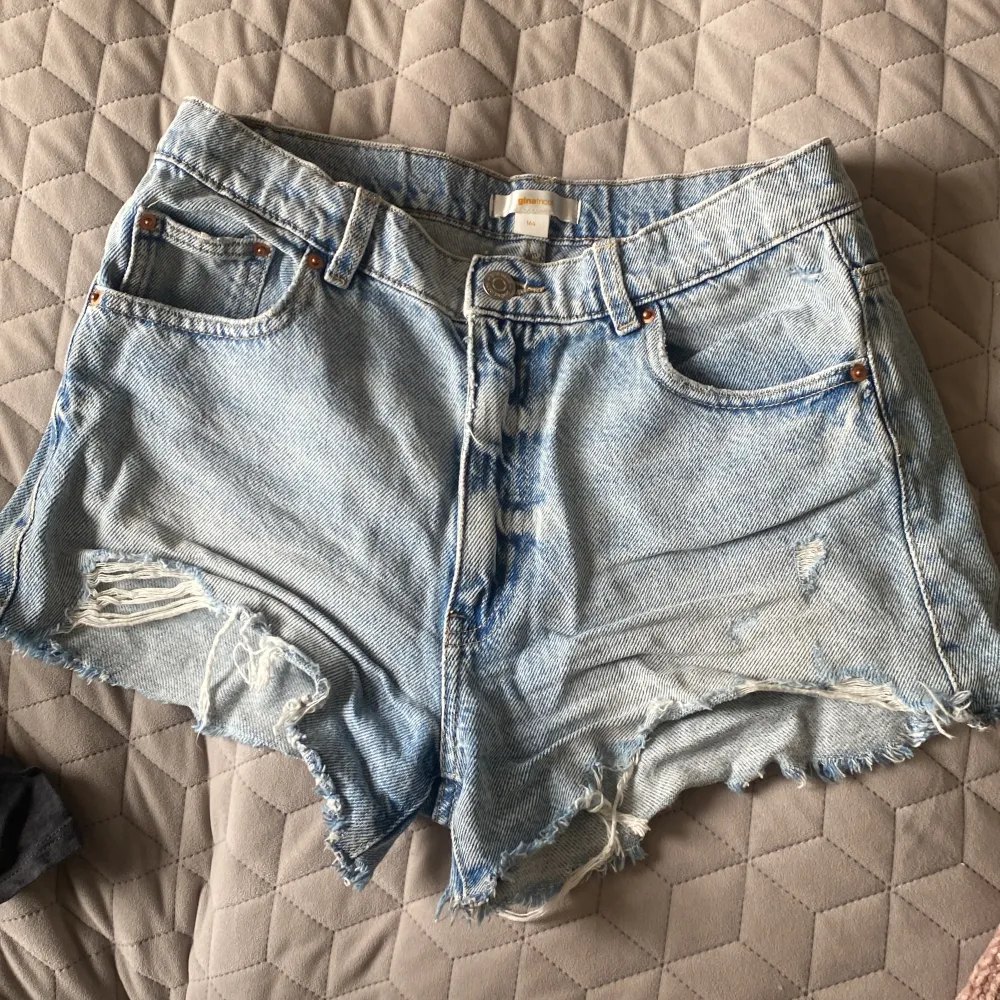 Snygga lågmidjade jeansshorts från ginatricot young i storlek 164 (sitter som xs/s)💙. Shorts.