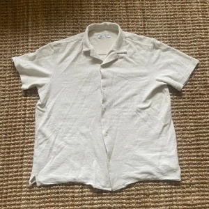 Zara skjorta  - Säljer denna kortärmade skjortan från Zara.  Riktigt fet nu till sommaren. Inga defekter.