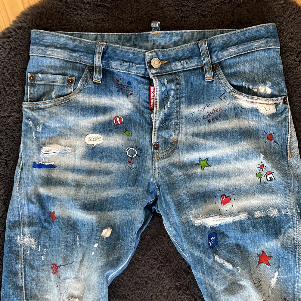 Ett par extremt sällsynta dsquared 2 jeans. Extremt snygga nypris ligger runt 7000kr  Storlek:44 . Jeans & Byxor.