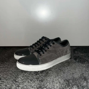 Lanvin - Hej! Nu säljer vi dessa riktigt snygga o fräscha Lanvinsen | Storlek 41 men sitter som storlek 42 | Nästan helt nya 9/10 skick | Box samt dustbag tillkommer vid köp | Har du några frågor eller funderingar är det bara att höra av sig🙌👍