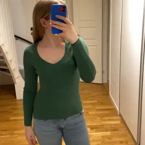 Super söt grön tröja som är i nyskick, endast provat tröjan. Den är köpt på primark i Tyskland i storlek S. Men tröjan passar även M då den är lite stretchig 💚