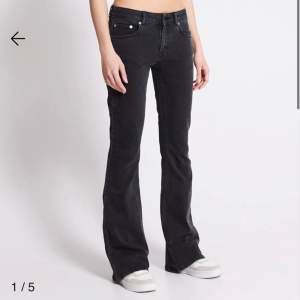 Lågmidjade jeans från Lager 157. Nypris 400🤍 Använda men inga större defekter, kom privat för egna bilder