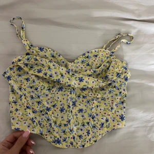 Blommig topp - Crop top korsett style storlek S