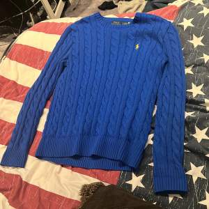 Helt nya polo tröja änvänd en gång köpt på nk i Göteborg  ny pris 2200 kr skick 10/10 hör av er vid frågor