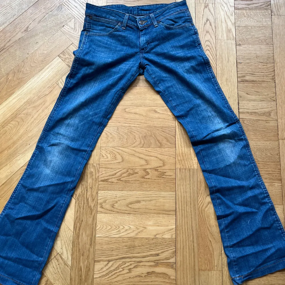 Lågmidjade utsvängda Wrangler jeans i strl 27/32! Kom privat vid fler frågor🩷. Jeans & Byxor.
