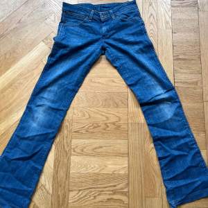 Lågmidjade utsvängda Wrangler jeans i strl 27/32! Kom privat vid fler frågor🩷