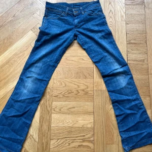 Jeans - Lågmidjade utsvängda Wrangler jeans i strl 27/32! Kom privat vid fler frågor🩷