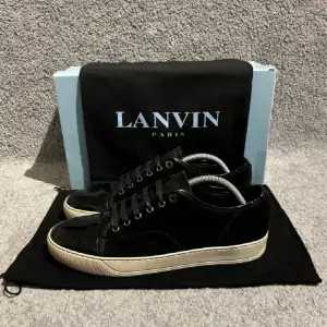 Säljer nu dessa snygga Lanvins i skicket 9/10 i storlek 8 vilket motsvarar 42/43, skorna är sparsamt använda. Endast skorna medföljer. Hör av dig för frågor/fler bilder! 😄