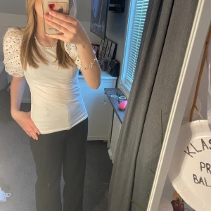 Kostymbyxor - Jättefina kostymbyxor från Monki, köpt för ca 2 år sedan men använt fåtal gånger, säljer för jag inte använder de längre. Bara och skriva för fler bilder eller diskutera pris💕jag är 158 lång och byxorna passar i längden för mig☺️kan mötas upp i Örebro