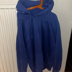 Blå hoodie - Säljer nu min blåa hoodie för den inte används. Ifrån bikbok i storlek S. Den är även nopprig av sig Om du vill ha mer bilder är det bara att skriva
