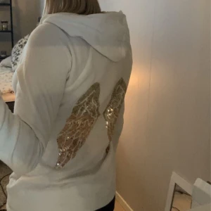 Vit kofta  - Tunn vit kofta från Victoria’s Secret med dragkedja och huva. 💗Koftan har tryck med vingar bak. 