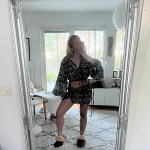 Somrigt set  - Jätte gulligt set som är perfekt nu till sommaren, så fint som set men också så fint att matcha tillsammans med andra plagg!! Aldrig använt så helt ny skick utan några defekter:)💕