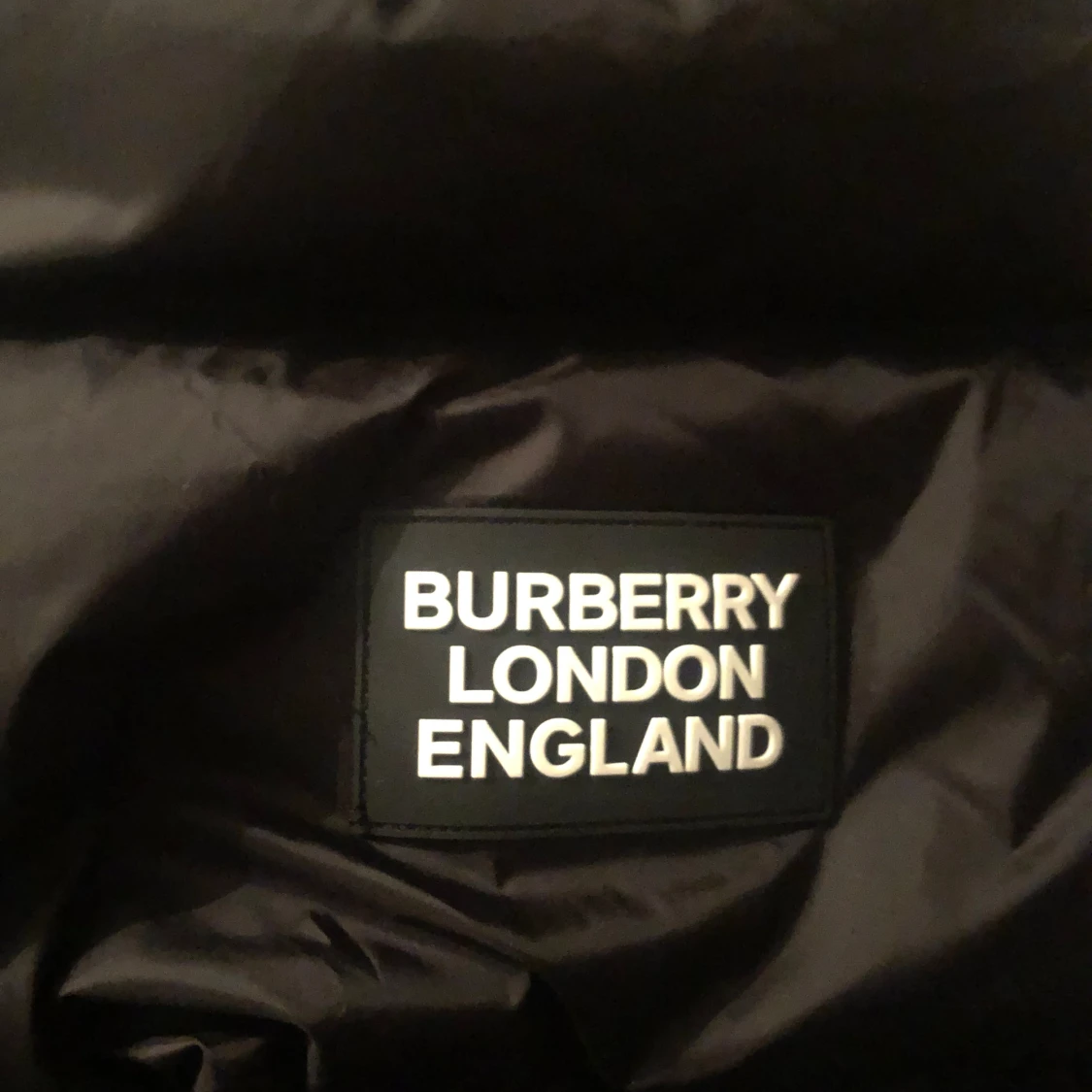 Säljer burberry jacka/Väst. Inte varit så jätte använd, Pris går även att diskuteras! Dm för info/intresse. Produktens påse kommer även följa med där! - 91