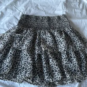 Leopardmönstrad kjol, som jag inte tror säljs längre. As snygg och även väldigt skön att ha på sig💗 säljer därför att den ej kmr till användning 